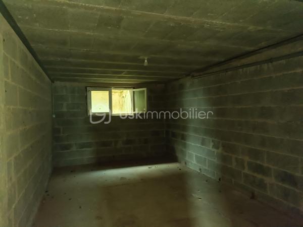 La maison se compose au rez-de-chaussée d'une entrée, d'une cuisine, d'une salle à manger et d'un séjour lumineux avec cheminée, toutes trois bénéficiant d'une vue mer, d'une chambre avec placard intégré, d'une salle d'eau avec WC
A l'étage vous trouverez 4 chambres spacieuses, dont trois avec vue mer, toutes équipées de placards intégrés, idéales pour accueillir une grande famille ou des invités, dont une avec une petite pièce pouvant servir de dressing.
L'étage dispose également d'une salle de bain avec baignoire et d'un WC.

Le tout sur un sous sol de 86 m2 dont deux pièces et un garage de 50 m2 à votre disposition pour plusieurs véhicules.
Vous pourrez profiter de moments de détente sur la terrasse extérieure vue mer très bien exposée (est)
Le terrain offre un espace extérieur agréable avec la possibilité de construire une piscine.
L'étude des sols pour assainissement individuel a été réalisée.
Des travaux de mise aux normes électriques et d'assainissement sont à prévoir (devis réalisés)
Possibilité d'acquisition terrain constructible (devis démolition des bâtis présents réalisé d'environ 1400 m2 (voir vidéo) et une parcelle non constructible de 3000m2 pour terrain d'agrément)

Detached 5-Bedroom House with Stunning Sea Views – Saint-Pol-de-Léon
Built in 1985, this spacious 137sqm home is set on a generous 1,425sqm plot, offering privacy and exceptional potential. Located in the sought-after area of Saint-Pol-de-Léon, this property is perfect for a large family or those seeking a coastal retreat.
Interior Layout
    Ground Floor: A welcoming entrance hall leads to a kitchen, a dining room, and a bright living room with a fireplace. All three rooms boast beautiful sea views. This level also includes a bedroom with a built-in wardrobe and a shower room with a toilet.
    First Floor: A large landing serves 4 spacious bedrooms, three of which offer uninterrupted ocean views. All bedrooms feature built-in closets, and one includes an adjoining small room perfectly suited for a walk-in dressing room. A full bathroom (with bathtub) and a separate toilet complete this floor.
Basement & Parking
The property includes a massive 86sqm basement, featuring two versatile rooms and a 50sqm garage that can easily accommodate multiple vehicles.
Exterior & Potential
Outdoor Living: Enjoy the outdoors on the well-exposed (East-facing) terrace with sea views, ideal for morning coffee.
The Grounds: The expansive garden offers plenty of space and the possibility to install a swimming pool.
Technical Note: A soil study for an individual sanitation system has already been conducted.
Modernization & Works
Please note that some updating is required to bring the electricity and sanitation systems up to current standards. For your peace of mind, comprehensive quotes have already been provided by two reputable local companies
