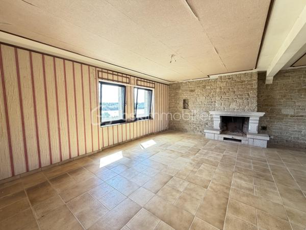 La maison se compose au rez-de-chaussée d'une entrée, d'une cuisine, d'une salle à manger et d'un séjour lumineux avec cheminée, toutes trois bénéficiant d'une vue mer, d'une chambre avec placard intégré, d'une salle d'eau avec WC
A l'étage vous trouverez 4 chambres spacieuses, dont trois avec vue mer, toutes équipées de placards intégrés, idéales pour accueillir une grande famille ou des invités, dont une avec une petite pièce pouvant servir de dressing.
L'étage dispose également d'une salle de bain avec baignoire et d'un WC.

Le tout sur un sous sol de 86 m2 dont deux pièces et un garage de 50 m2 à votre disposition pour plusieurs véhicules.
Vous pourrez profiter de moments de détente sur la terrasse extérieure vue mer très bien exposée (est)
Le terrain offre un espace extérieur agréable avec la possibilité de construire une piscine.
L'étude des sols pour assainissement individuel a été réalisée.
Des travaux de mise aux normes électriques et d'assainissement sont à prévoir (devis réalisés)
Possibilité d'acquisition terrain constructible (devis démolition des bâtis présents réalisé d'environ 1400 m2 (voir vidéo) et une parcelle non constructible de 3000m2 pour terrain d'agrément)

Detached 5-Bedroom House with Stunning Sea Views – Saint-Pol-de-Léon
Built in 1985, this spacious 137sqm home is set on a generous 1,425sqm plot, offering privacy and exceptional potential. Located in the sought-after area of Saint-Pol-de-Léon, this property is perfect for a large family or those seeking a coastal retreat.
Interior Layout
    Ground Floor: A welcoming entrance hall leads to a kitchen, a dining room, and a bright living room with a fireplace. All three rooms boast beautiful sea views. This level also includes a bedroom with a built-in wardrobe and a shower room with a toilet.
    First Floor: A large landing serves 4 spacious bedrooms, three of which offer uninterrupted ocean views. All bedrooms feature built-in closets, and one includes an adjoining small room perfectly suited for a walk-in dressing room. A full bathroom (with bathtub) and a separate toilet complete this floor.
Basement & Parking
The property includes a massive 86sqm basement, featuring two versatile rooms and a 50sqm garage that can easily accommodate multiple vehicles.
Exterior & Potential
Outdoor Living: Enjoy the outdoors on the well-exposed (East-facing) terrace with sea views, ideal for morning coffee.
The Grounds: The expansive garden offers plenty of space and the possibility to install a swimming pool.
Technical Note: A soil study for an individual sanitation system has already been conducted.
Modernization & Works
Please note that some updating is required to bring the electricity and sanitation systems up to current standards. For your peace of mind, comprehensive quotes have already been provided by two reputable local companies