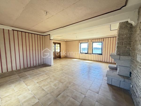 La maison se compose au rez-de-chaussée d'une entrée, d'une cuisine, d'une salle à manger et d'un séjour lumineux avec cheminée, toutes trois bénéficiant d'une vue mer, d'une chambre avec placard intégré, d'une salle d'eau avec WC
A l'étage vous trouverez 4 chambres spacieuses, dont trois avec vue mer, toutes équipées de placards intégrés, idéales pour accueillir une grande famille ou des invités, dont une avec une petite pièce pouvant servir de dressing.
L'étage dispose également d'une salle de bain avec baignoire et d'un WC.

Le tout sur un sous sol de 86 m2 dont deux pièces et un garage de 50 m2 à votre disposition pour plusieurs véhicules.
Vous pourrez profiter de moments de détente sur la terrasse extérieure vue mer très bien exposée (est)
Le terrain offre un espace extérieur agréable avec la possibilité de construire une piscine.
L'étude des sols pour assainissement individuel a été réalisée.
Des travaux de mise aux normes électriques et d'assainissement sont à prévoir (devis réalisés)
Possibilité d'acquisition terrain constructible (devis démolition des bâtis présents réalisé d'environ 1400 m2 (voir vidéo) et une parcelle non constructible de 3000m2 pour terrain d'agrément)

Detached 5-Bedroom House with Stunning Sea Views – Saint-Pol-de-Léon
Built in 1985, this spacious 137sqm home is set on a generous 1,425sqm plot, offering privacy and exceptional potential. Located in the sought-after area of Saint-Pol-de-Léon, this property is perfect for a large family or those seeking a coastal retreat.
Interior Layout
    Ground Floor: A welcoming entrance hall leads to a kitchen, a dining room, and a bright living room with a fireplace. All three rooms boast beautiful sea views. This level also includes a bedroom with a built-in wardrobe and a shower room with a toilet.
    First Floor: A large landing serves 4 spacious bedrooms, three of which offer uninterrupted ocean views. All bedrooms feature built-in closets, and one includes an adjoining small room perfectly suited for a walk-in dressing room. A full bathroom (with bathtub) and a separate toilet complete this floor.
Basement & Parking
The property includes a massive 86sqm basement, featuring two versatile rooms and a 50sqm garage that can easily accommodate multiple vehicles.
Exterior & Potential
Outdoor Living: Enjoy the outdoors on the well-exposed (East-facing) terrace with sea views, ideal for morning coffee.
The Grounds: The expansive garden offers plenty of space and the possibility to install a swimming pool.
Technical Note: A soil study for an individual sanitation system has already been conducted.
Modernization & Works
Please note that some updating is required to bring the electricity and sanitation systems up to current standards. For your peace of mind, comprehensive quotes have already been provided by two reputable local companies