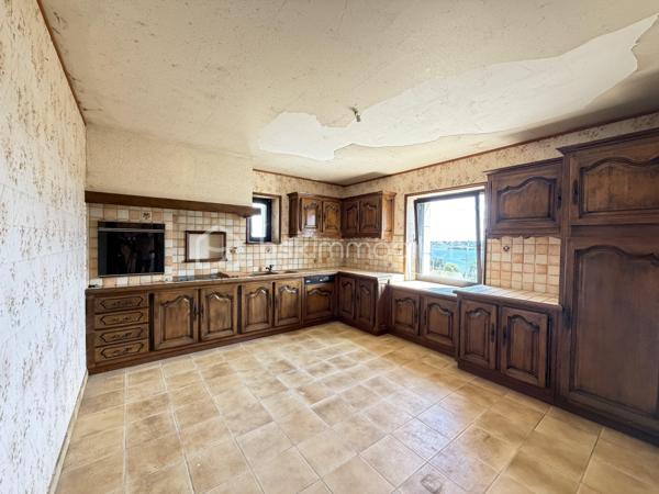 La maison se compose au rez-de-chaussée d'une entrée, d'une cuisine, d'une salle à manger et d'un séjour lumineux avec cheminée, toutes trois bénéficiant d'une vue mer, d'une chambre avec placard intégré, d'une salle d'eau avec WC
A l'étage vous trouverez 4 chambres spacieuses, dont trois avec vue mer, toutes équipées de placards intégrés, idéales pour accueillir une grande famille ou des invités, dont une avec une petite pièce pouvant servir de dressing.
L'étage dispose également d'une salle de bain avec baignoire et d'un WC.

Le tout sur un sous sol de 86 m2 dont deux pièces et un garage de 50 m2 à votre disposition pour plusieurs véhicules.
Vous pourrez profiter de moments de détente sur la terrasse extérieure vue mer très bien exposée (est)
Le terrain offre un espace extérieur agréable avec la possibilité de construire une piscine.
L'étude des sols pour assainissement individuel a été réalisée.
Des travaux de mise aux normes électriques et d'assainissement sont à prévoir (devis réalisés)
Possibilité d'acquisition terrain constructible (devis démolition des bâtis présents réalisé d'environ 1400 m2 (voir vidéo) et une parcelle non constructible de 3000m2 pour terrain d'agrément)

Detached 5-Bedroom House with Stunning Sea Views – Saint-Pol-de-Léon
Built in 1985, this spacious 137sqm home is set on a generous 1,425sqm plot, offering privacy and exceptional potential. Located in the sought-after area of Saint-Pol-de-Léon, this property is perfect for a large family or those seeking a coastal retreat.
Interior Layout
    Ground Floor: A welcoming entrance hall leads to a kitchen, a dining room, and a bright living room with a fireplace. All three rooms boast beautiful sea views. This level also includes a bedroom with a built-in wardrobe and a shower room with a toilet.
    First Floor: A large landing serves 4 spacious bedrooms, three of which offer uninterrupted ocean views. All bedrooms feature built-in closets, and one includes an adjoining small room perfectly suited for a walk-in dressing room. A full bathroom (with bathtub) and a separate toilet complete this floor.
Basement & Parking
The property includes a massive 86sqm basement, featuring two versatile rooms and a 50sqm garage that can easily accommodate multiple vehicles.
Exterior & Potential
Outdoor Living: Enjoy the outdoors on the well-exposed (East-facing) terrace with sea views, ideal for morning coffee.
The Grounds: The expansive garden offers plenty of space and the possibility to install a swimming pool.
Technical Note: A soil study for an individual sanitation system has already been conducted.
Modernization & Works
Please note that some updating is required to bring the electricity and sanitation systems up to current standards. For your peace of mind, comprehensive quotes have already been provided by two reputable local companies