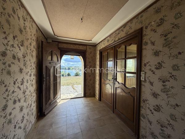 La maison se compose au rez-de-chaussée d'une entrée, d'une cuisine, d'une salle à manger et d'un séjour lumineux avec cheminée, toutes trois bénéficiant d'une vue mer, d'une chambre avec placard intégré, d'une salle d'eau avec WC
A l'étage vous trouverez 4 chambres spacieuses, dont trois avec vue mer, toutes équipées de placards intégrés, idéales pour accueillir une grande famille ou des invités, dont une avec une petite pièce pouvant servir de dressing.
L'étage dispose également d'une salle de bain avec baignoire et d'un WC.

Le tout sur un sous sol de 86 m2 dont deux pièces et un garage de 50 m2 à votre disposition pour plusieurs véhicules.
Vous pourrez profiter de moments de détente sur la terrasse extérieure vue mer très bien exposée (est)
Le terrain offre un espace extérieur agréable avec la possibilité de construire une piscine.
L'étude des sols pour assainissement individuel a été réalisée.
Des travaux de mise aux normes électriques et d'assainissement sont à prévoir (devis réalisés)
Possibilité d'acquisition terrain constructible (devis démolition des bâtis présents réalisé d'environ 1400 m2 (voir vidéo) et une parcelle non constructible de 3000m2 pour terrain d'agrément)

Detached 5-Bedroom House with Stunning Sea Views – Saint-Pol-de-Léon
Built in 1985, this spacious 137sqm home is set on a generous 1,425sqm plot, offering privacy and exceptional potential. Located in the sought-after area of Saint-Pol-de-Léon, this property is perfect for a large family or those seeking a coastal retreat.
Interior Layout
    Ground Floor: A welcoming entrance hall leads to a kitchen, a dining room, and a bright living room with a fireplace. All three rooms boast beautiful sea views. This level also includes a bedroom with a built-in wardrobe and a shower room with a toilet.
    First Floor: A large landing serves 4 spacious bedrooms, three of which offer uninterrupted ocean views. All bedrooms feature built-in closets, and one includes an adjoining small room perfectly suited for a walk-in dressing room. A full bathroom (with bathtub) and a separate toilet complete this floor.
Basement & Parking
The property includes a massive 86sqm basement, featuring two versatile rooms and a 50sqm garage that can easily accommodate multiple vehicles.
Exterior & Potential
Outdoor Living: Enjoy the outdoors on the well-exposed (East-facing) terrace with sea views, ideal for morning coffee.
The Grounds: The expansive garden offers plenty of space and the possibility to install a swimming pool.
Technical Note: A soil study for an individual sanitation system has already been conducted.
Modernization & Works
Please note that some updating is required to bring the electricity and sanitation systems up to current standards. For your peace of mind, comprehensive quotes have already been provided by two reputable local companies