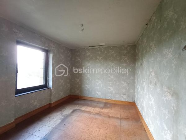 La maison se compose au rez-de-chaussée d'une entrée, d'une cuisine, d'une salle à manger et d'un séjour lumineux avec cheminée, toutes trois bénéficiant d'une vue mer, d'une chambre avec placard intégré, d'une salle d'eau avec WC
A l'étage vous trouverez 4 chambres spacieuses, dont trois avec vue mer, toutes équipées de placards intégrés, idéales pour accueillir une grande famille ou des invités, dont une avec une petite pièce pouvant servir de dressing.
L'étage dispose également d'une salle de bain avec baignoire et d'un WC.

Le tout sur un sous sol de 86 m2 dont deux pièces et un garage de 50 m2 à votre disposition pour plusieurs véhicules.
Vous pourrez profiter de moments de détente sur la terrasse extérieure vue mer très bien exposée (est)
Le terrain offre un espace extérieur agréable avec la possibilité de construire une piscine.
L'étude des sols pour assainissement individuel a été réalisée.
Des travaux de mise aux normes électriques et d'assainissement sont à prévoir (devis réalisés)
Possibilité d'acquisition terrain constructible (devis démolition des bâtis présents réalisé d'environ 1400 m2 (voir vidéo) et une parcelle non constructible de 3000m2 pour terrain d'agrément)

Detached 5-Bedroom House with Stunning Sea Views – Saint-Pol-de-Léon
Built in 1985, this spacious 137sqm home is set on a generous 1,425sqm plot, offering privacy and exceptional potential. Located in the sought-after area of Saint-Pol-de-Léon, this property is perfect for a large family or those seeking a coastal retreat.
Interior Layout
    Ground Floor: A welcoming entrance hall leads to a kitchen, a dining room, and a bright living room with a fireplace. All three rooms boast beautiful sea views. This level also includes a bedroom with a built-in wardrobe and a shower room with a toilet.
    First Floor: A large landing serves 4 spacious bedrooms, three of which offer uninterrupted ocean views. All bedrooms feature built-in closets, and one includes an adjoining small room perfectly suited for a walk-in dressing room. A full bathroom (with bathtub) and a separate toilet complete this floor.
Basement & Parking
The property includes a massive 86sqm basement, featuring two versatile rooms and a 50sqm garage that can easily accommodate multiple vehicles.
Exterior & Potential
Outdoor Living: Enjoy the outdoors on the well-exposed (East-facing) terrace with sea views, ideal for morning coffee.
The Grounds: The expansive garden offers plenty of space and the possibility to install a swimming pool.
Technical Note: A soil study for an individual sanitation system has already been conducted.
Modernization & Works
Please note that some updating is required to bring the electricity and sanitation systems up to current standards. For your peace of mind, comprehensive quotes have already been provided by two reputable local companies