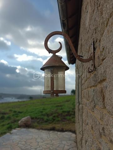 La maison se compose au rez-de-chaussée d'une entrée, d'une cuisine, d'une salle à manger et d'un séjour lumineux avec cheminée, toutes trois bénéficiant d'une vue mer, d'une chambre avec placard intégré, d'une salle d'eau avec WC
A l'étage vous trouverez 4 chambres spacieuses, dont trois avec vue mer, toutes équipées de placards intégrés, idéales pour accueillir une grande famille ou des invités, dont une avec une petite pièce pouvant servir de dressing.
L'étage dispose également d'une salle de bain avec baignoire et d'un WC.

Le tout sur un sous sol de 86 m2 dont deux pièces et un garage de 50 m2 à votre disposition pour plusieurs véhicules.
Vous pourrez profiter de moments de détente sur la terrasse extérieure vue mer très bien exposée (est)
Le terrain offre un espace extérieur agréable avec la possibilité de construire une piscine.
L'étude des sols pour assainissement individuel a été réalisée.
Des travaux de mise aux normes électriques et d'assainissement sont à prévoir (devis réalisés)
Possibilité d'acquisition terrain constructible (devis démolition des bâtis présents réalisé d'environ 1400 m2 (voir vidéo) et une parcelle non constructible de 3000m2 pour terrain d'agrément)

Detached 5-Bedroom House with Stunning Sea Views – Saint-Pol-de-Léon
Built in 1985, this spacious 137sqm home is set on a generous 1,425sqm plot, offering privacy and exceptional potential. Located in the sought-after area of Saint-Pol-de-Léon, this property is perfect for a large family or those seeking a coastal retreat.
Interior Layout
    Ground Floor: A welcoming entrance hall leads to a kitchen, a dining room, and a bright living room with a fireplace. All three rooms boast beautiful sea views. This level also includes a bedroom with a built-in wardrobe and a shower room with a toilet.
    First Floor: A large landing serves 4 spacious bedrooms, three of which offer uninterrupted ocean views. All bedrooms feature built-in closets, and one includes an adjoining small room perfectly suited for a walk-in dressing room. A full bathroom (with bathtub) and a separate toilet complete this floor.
Basement & Parking
The property includes a massive 86sqm basement, featuring two versatile rooms and a 50sqm garage that can easily accommodate multiple vehicles.
Exterior & Potential
Outdoor Living: Enjoy the outdoors on the well-exposed (East-facing) terrace with sea views, ideal for morning coffee.
The Grounds: The expansive garden offers plenty of space and the possibility to install a swimming pool.
Technical Note: A soil study for an individual sanitation system has already been conducted.
Modernization & Works
Please note that some updating is required to bring the electricity and sanitation systems up to current standards. For your peace of mind, comprehensive quotes have already been provided by two reputable local companies