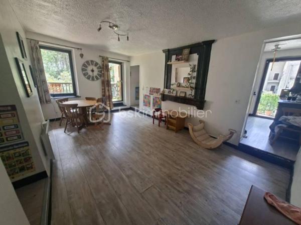 Appartement T4 de 86 m²  en 1er étage rénové en 2023 
Il se compose d'une salle à manger avec balcon, un salon, une cuisine aménagée et équipée avec balcon, trois chambres dont une avec balcon, une salle d'eau avec WC.
Triple vitrage ALU partout, chauffage à faible consommation. Un grand jardin commun agrémente ce bien, plusieurs places de parking libre devant l'appartement.
A une minute à pied de la place du marché.
Rare à la vente, à visiter sans tarder.