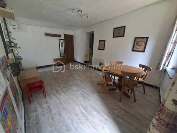 Appartement T4 de 86 m²  en 1er étage rénové en 2023 
Il se compose d'une salle à manger avec balcon, un salon, une cuisine aménagée et équipée avec balcon, trois chambres dont une avec balcon, une salle d'eau avec WC.
Triple vitrage ALU partout, chauffage à faible consommation. Un grand jardin commun agrémente ce bien, plusieurs places de parking libre devant l'appartement.
A une minute à pied de la place du marché.
Rare à la vente, à visiter sans tarder.