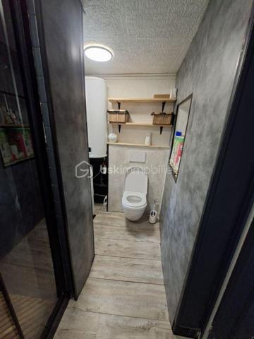 Appartement T4 de 86 m²  en 1er étage rénové en 2023 
Il se compose d'une salle à manger avec balcon, un salon, une cuisine aménagée et équipée avec balcon, trois chambres dont une avec balcon, une salle d'eau avec WC.
Triple vitrage ALU partout, chauffage à faible consommation. Un grand jardin commun agrémente ce bien, plusieurs places de parking libre devant l'appartement.
A une minute à pied de la place du marché.
Rare à la vente, à visiter sans tarder.