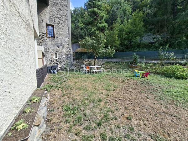 Appartement T4 de 86 m²  en 1er étage rénové en 2023 
Il se compose d'une salle à manger avec balcon, un salon, une cuisine aménagée et équipée avec balcon, trois chambres dont une avec balcon, une salle d'eau avec WC.
Triple vitrage ALU partout, chauffage à faible consommation. Un grand jardin commun agrémente ce bien, plusieurs places de parking libre devant l'appartement.
A une minute à pied de la place du marché.
Rare à la vente, à visiter sans tarder.