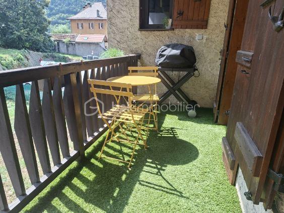 Appartement T4 de 86 m²  en 1er étage rénové en 2023 
Il se compose d'une salle à manger avec balcon, un salon, une cuisine aménagée et équipée avec balcon, trois chambres dont une avec balcon, une salle d'eau avec WC.
Triple vitrage ALU partout, chauffage à faible consommation. Un grand jardin commun agrémente ce bien, plusieurs places de parking libre devant l'appartement.
A une minute à pied de la place du marché.
Rare à la vente, à visiter sans tarder.