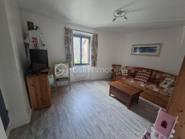 Appartement T4 de 86 m²  en 1er étage rénové en 2023 
Il se compose d'une salle à manger avec balcon, un salon, une cuisine aménagée et équipée avec balcon, trois chambres dont une avec balcon, une salle d'eau avec WC.
Triple vitrage ALU partout, chauffage à faible consommation. Un grand jardin commun agrémente ce bien, plusieurs places de parking libre devant l'appartement.
A une minute à pied de la place du marché.
Rare à la vente, à visiter sans tarder.