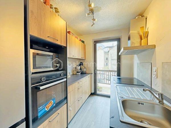 Appartement T4 de 86 m²  en 1er étage rénové en 2023 
Il se compose d'une salle à manger avec balcon, un salon, une cuisine aménagée et équipée avec balcon, trois chambres dont une avec balcon, une salle d'eau avec WC.
Triple vitrage ALU partout, chauffage à faible consommation. Un grand jardin commun agrémente ce bien, plusieurs places de parking libre devant l'appartement.
A une minute à pied de la place du marché.
Rare à la vente, à visiter sans tarder.
