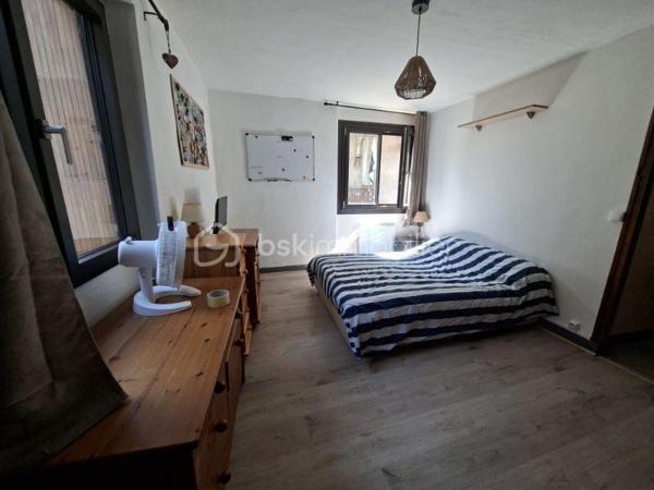 Appartement T4 de 86 m²  en 1er étage rénové en 2023 
Il se compose d'une salle à manger avec balcon, un salon, une cuisine aménagée et équipée avec balcon, trois chambres dont une avec balcon, une salle d'eau avec WC.
Triple vitrage ALU partout, chauffage à faible consommation. Un grand jardin commun agrémente ce bien, plusieurs places de parking libre devant l'appartement.
A une minute à pied de la place du marché.
Rare à la vente, à visiter sans tarder.