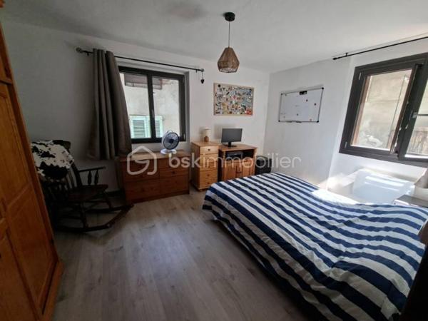 Appartement T4 de 86 m²  en 1er étage rénové en 2023 
Il se compose d'une salle à manger avec balcon, un salon, une cuisine aménagée et équipée avec balcon, trois chambres dont une avec balcon, une salle d'eau avec WC.
Triple vitrage ALU partout, chauffage à faible consommation. Un grand jardin commun agrémente ce bien, plusieurs places de parking libre devant l'appartement.
A une minute à pied de la place du marché.
Rare à la vente, à visiter sans tarder.
