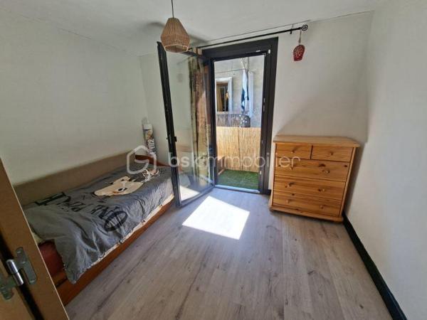 Appartement T4 de 86 m²  en 1er étage rénové en 2023 
Il se compose d'une salle à manger avec balcon, un salon, une cuisine aménagée et équipée avec balcon, trois chambres dont une avec balcon, une salle d'eau avec WC.
Triple vitrage ALU partout, chauffage à faible consommation. Un grand jardin commun agrémente ce bien, plusieurs places de parking libre devant l'appartement.
A une minute à pied de la place du marché.
Rare à la vente, à visiter sans tarder.