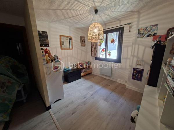 Appartement T4 de 86 m²  en 1er étage rénové en 2023 
Il se compose d'une salle à manger avec balcon, un salon, une cuisine aménagée et équipée avec balcon, trois chambres dont une avec balcon, une salle d'eau avec WC.
Triple vitrage ALU partout, chauffage à faible consommation. Un grand jardin commun agrémente ce bien, plusieurs places de parking libre devant l'appartement.
A une minute à pied de la place du marché.
Rare à la vente, à visiter sans tarder.