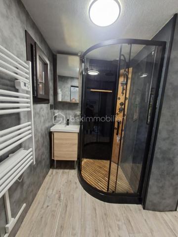 Appartement T4 de 86 m²  en 1er étage rénové en 2023 
Il se compose d'une salle à manger avec balcon, un salon, une cuisine aménagée et équipée avec balcon, trois chambres dont une avec balcon, une salle d'eau avec WC.
Triple vitrage ALU partout, chauffage à faible consommation. Un grand jardin commun agrémente ce bien, plusieurs places de parking libre devant l'appartement.
A une minute à pied de la place du marché.
Rare à la vente, à visiter sans tarder.