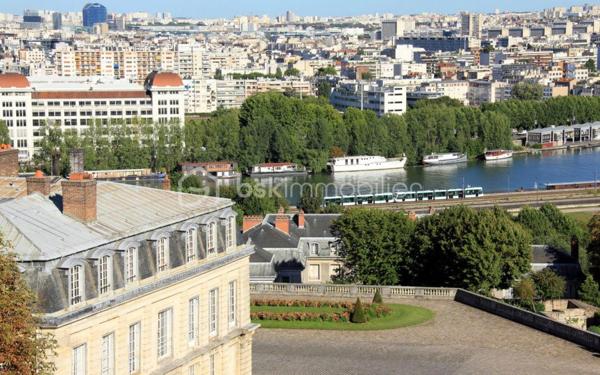 Dans un secteur recherché de Boulogne-Billancourt, au rez-de-chaussée d’un immeuble récent, je vous propose à louer ce local d’exception d’une superficie d’environ 421 m².

Bénéficiant d’une excellente visibilité et d’un flux de clientèle régulier, ce local offre un fort potentiel d’exploitation. Il conviendra parfaitement à un laboratoire d’analyses médicales, une salle de sport, un supermarché, une enseigne nationale, un commerce spécialisé, un showroom, un centre de formation ou toute autre activité recevant du public.

Le local bénéficie :
• d’une configuration fonctionnelle sur 2 niveaux,
• d’un emplacement stratégique,
• d’un environnement commercial dynamique,
Le tout dans un immeuble récent répondant aux standards actuels.

Location mensuelle : 13 500 euros HC 
Montant des charges mensuelles : 300 euros

📞 Dossier complet et informations sur demande

N’hésitez pas à me contacter pour échanger sur ce bien & organiser une visite.