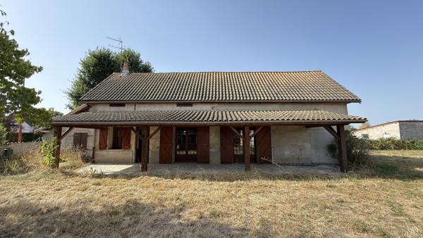 Vendat (03110) Charmante maison de campagne de plain-pied à rénover avec grand terrain constructible