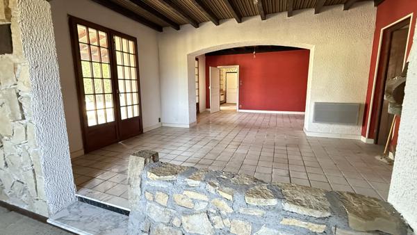 Vendat (03110) Charmante maison de campagne de plain-pied à rénover avec grand terrain constructible