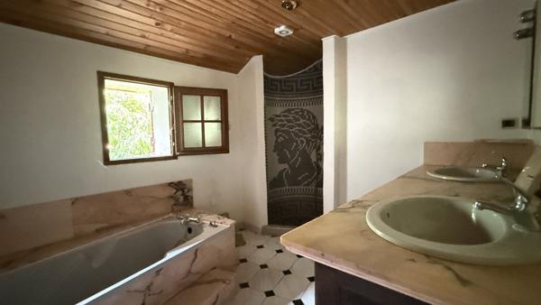 Vendat (03110) Charmante maison de campagne de plain-pied à rénover avec grand terrain constructible