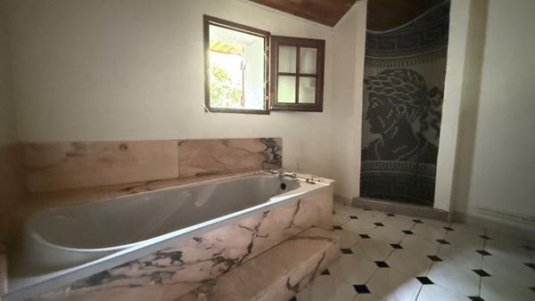 Vendat (03110) Charmante maison de campagne de plain-pied à rénover avec grand terrain constructible