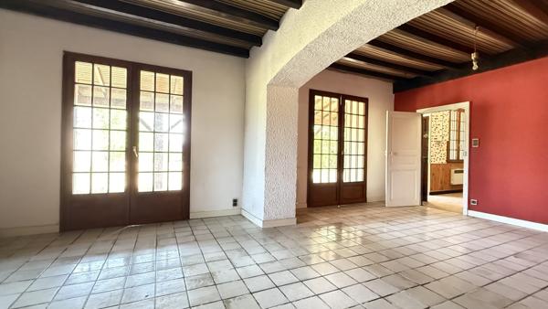 Vendat (03110) Charmante maison de campagne de plain-pied à rénover avec grand terrain constructible