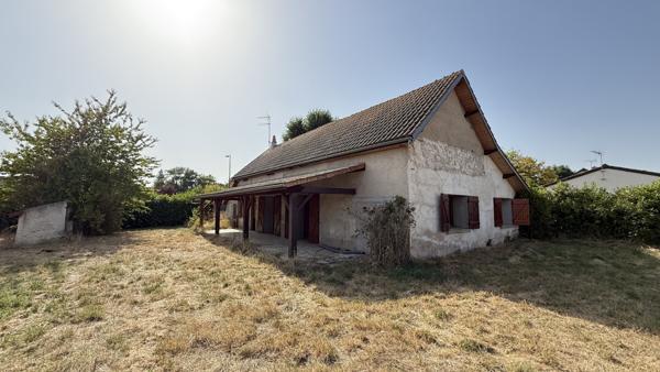 Vendat (03110) Charmante maison de campagne de plain-pied à rénover avec grand terrain constructible