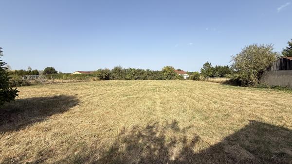 Vendat (03110) Charmante maison de campagne de plain-pied à rénover avec grand terrain constructible