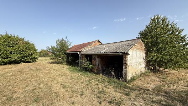 Vendat (03110) Charmante maison de campagne de plain-pied à rénover avec grand terrain constructible