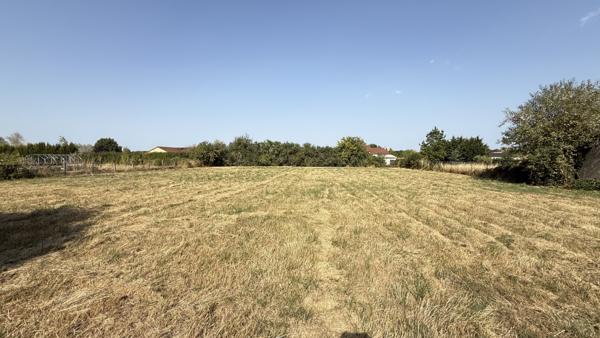 Vendat (03110) Charmante maison de campagne de plain-pied à rénover avec grand terrain constructible