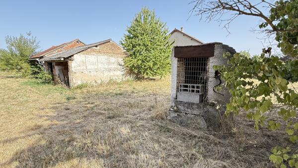 Vendat (03110) Charmante maison de campagne de plain-pied à rénover avec grand terrain constructible