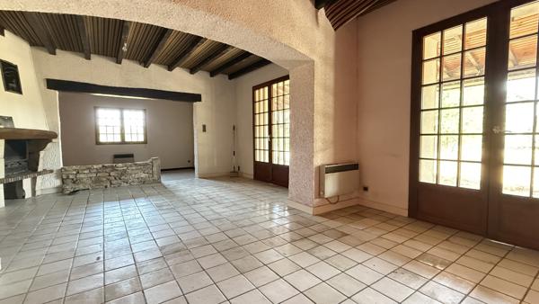 Vendat (03110) Charmante maison de campagne de plain-pied à rénover avec grand terrain constructible