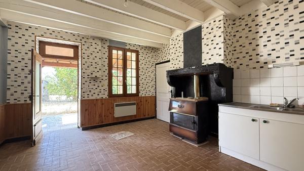 Vendat (03110) Charmante maison de campagne de plain-pied à rénover avec grand terrain constructible