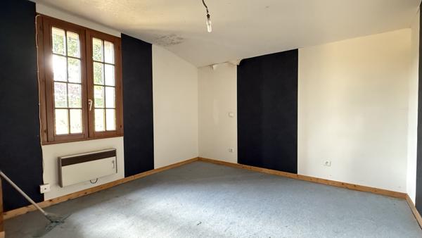 Vendat (03110) Charmante maison de campagne de plain-pied à rénover avec grand terrain constructible