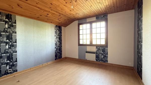 Vendat (03110) Charmante maison de campagne de plain-pied à rénover avec grand terrain constructible