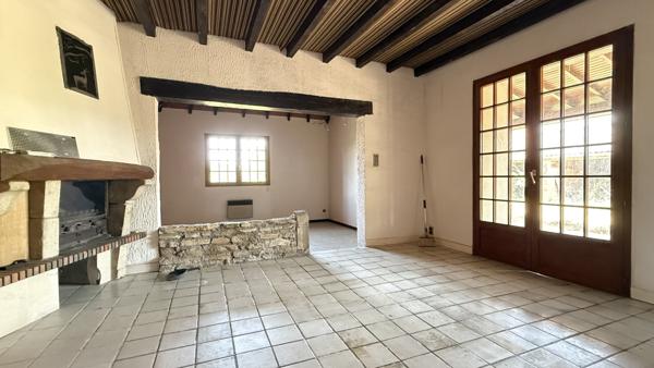 Vendat (03110) Charmante maison de campagne de plain-pied à rénover avec grand terrain constructible