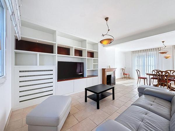 Propriété familiale avec piscine. Vie de bourg à pied, volumes et cadre privilégié sur 930 m² de terrain. Locqueltas Centre