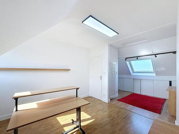 Propriété familiale avec piscine. Vie de bourg à pied, volumes et cadre privilégié sur 930 m² de terrain. Locqueltas Centre