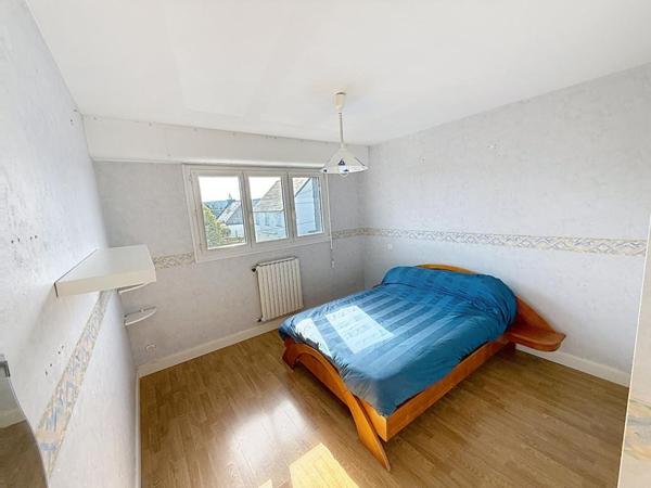 Propriété familiale avec piscine. Vie de bourg à pied, volumes et cadre privilégié sur 930 m² de terrain. Locqueltas Centre