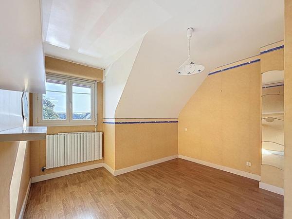 Propriété familiale avec piscine. Vie de bourg à pied, volumes et cadre privilégié sur 930 m² de terrain. Locqueltas Centre