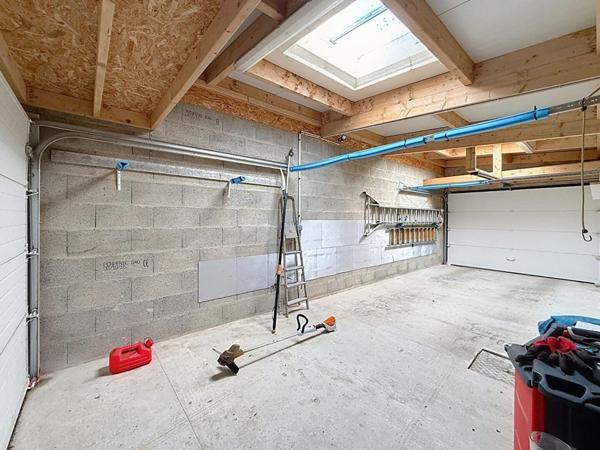 Propriété familiale avec piscine. Vie de bourg à pied, volumes et cadre privilégié sur 930 m² de terrain. Locqueltas Centre