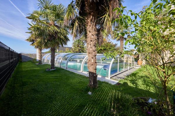 Propriété familiale avec piscine. Vie de bourg à pied, volumes et cadre privilégié sur 930 m² de terrain. Locqueltas Centre