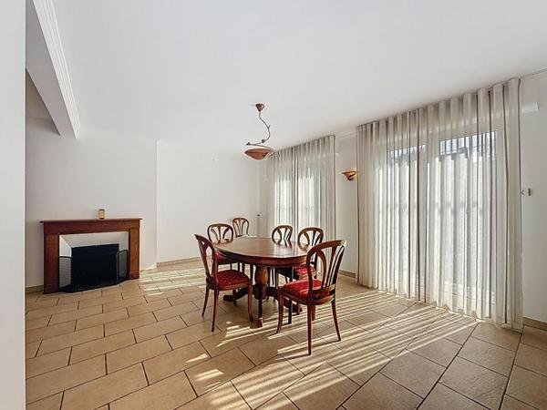 Propriété familiale avec piscine. Vie de bourg à pied, volumes et cadre privilégié sur 930 m² de terrain. Locqueltas Centre