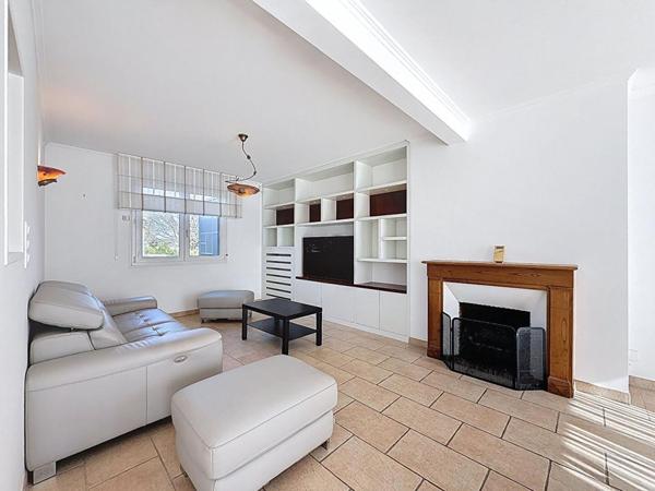 Propriété familiale avec piscine. Vie de bourg à pied, volumes et cadre privilégié sur 930 m² de terrain. Locqueltas Centre