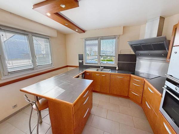 Propriété familiale avec piscine. Vie de bourg à pied, volumes et cadre privilégié sur 930 m² de terrain. Locqueltas Centre