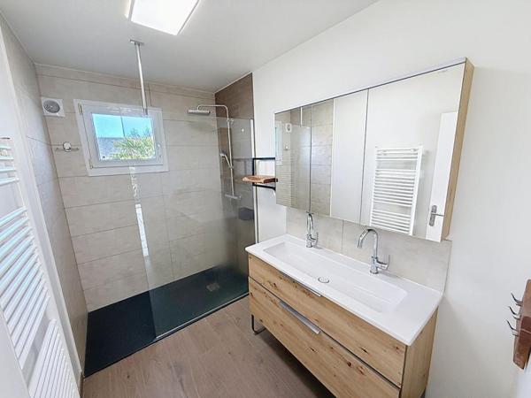 Propriété familiale avec piscine. Vie de bourg à pied, volumes et cadre privilégié sur 930 m² de terrain. Locqueltas Centre