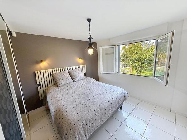 Propriété familiale avec piscine. Vie de bourg à pied, volumes et cadre privilégié sur 930 m² de terrain. Locqueltas Centre