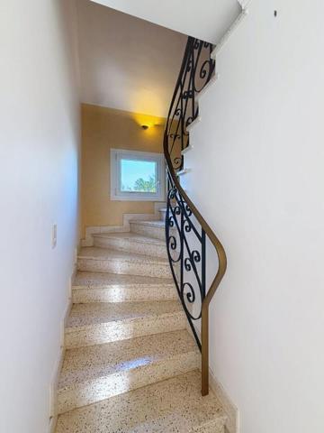 Propriété familiale avec piscine. Vie de bourg à pied, volumes et cadre privilégié sur 930 m² de terrain. Locqueltas Centre