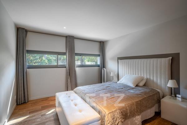 Villa contemporaine aux lignes pures et à l’élégance naturelle