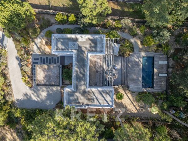 Villa contemporaine aux lignes pures et à l’élégance naturelle