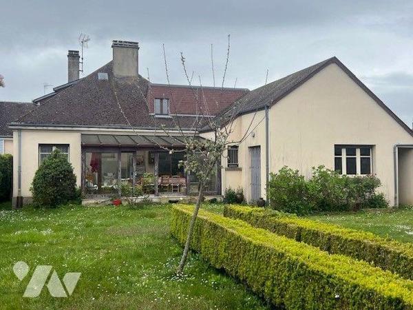 Maison centre ville au rez-de-chaussée : entrée, séjour salon avec cheminée ouverte, une cuisin...